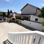 Apartments Mais Tisno Apartman *